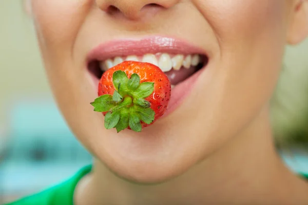 Lips with strawberry — Stock Photo, Image