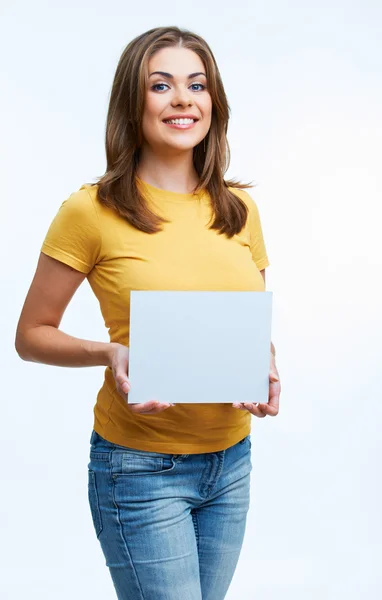 Mujer sosteniendo tarjeta en blanco — Foto de Stock