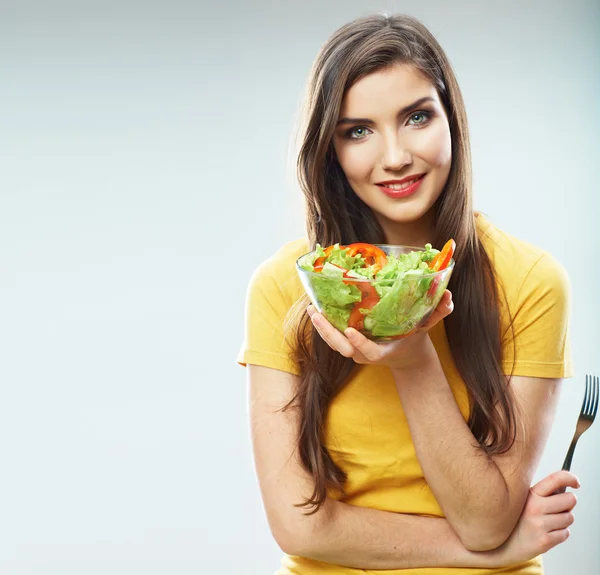 Mulher segurar salada verde — Fotografia de Stock