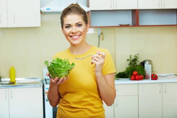 Mulher na cozinha — Fotografia de Stock