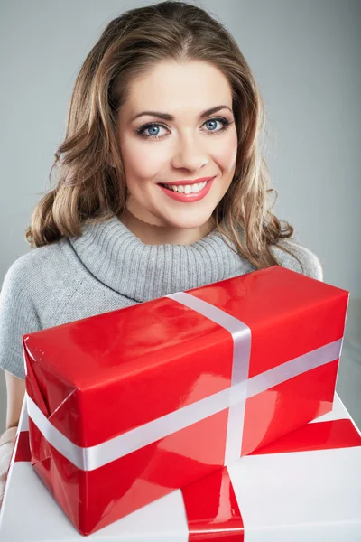 Mulher segurar caixa de presente — Fotografia de Stock