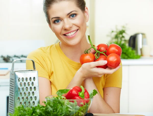 Vrouw koken groenten — Stockfoto