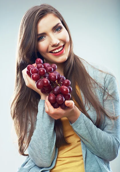 Женщина с виноградными фруктами — стоковое фото