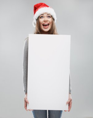 Noel Baba şapkalı kadın.