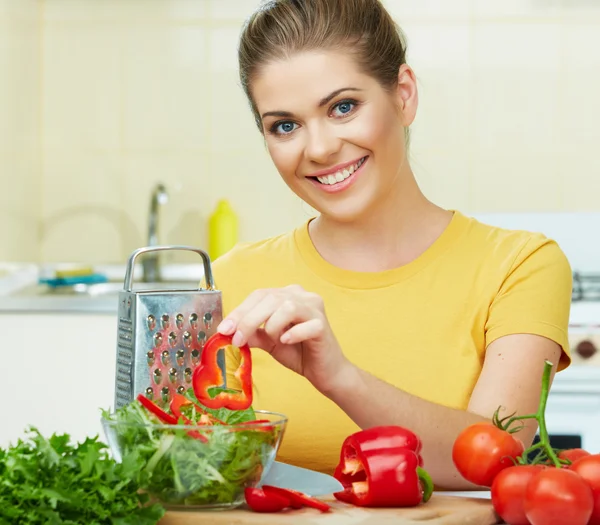 Vrouw in keuken — Stockfoto