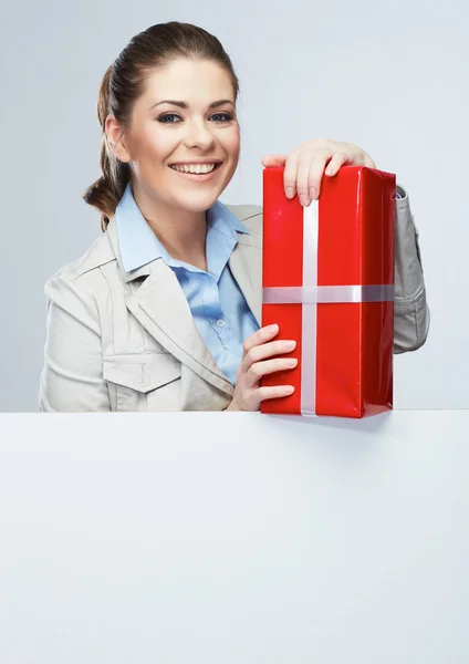 Mujer de negocios celebrar caja de regalo —  Fotos de Stock