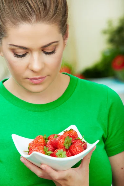 Vrouw in keuken — Stockfoto