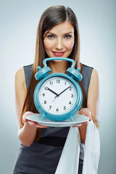 Mujer de negocios sosteniendo reloj . —  Fotos de Stock