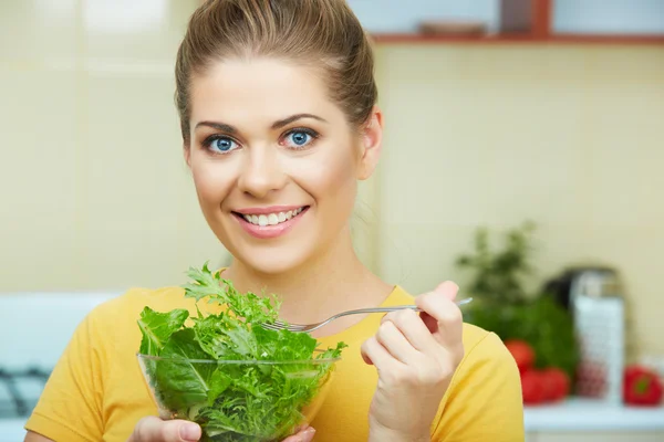 Vrouw in keuken — Stockfoto