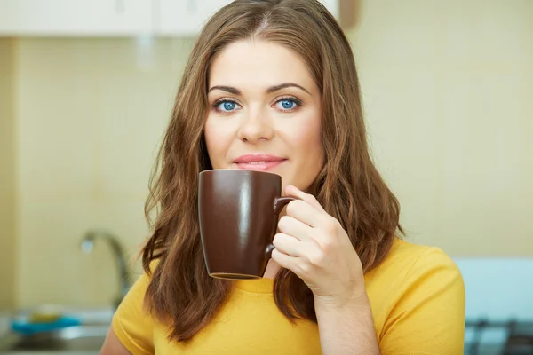 Vrouw in keuken — Stockfoto