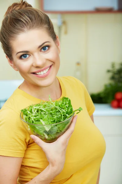 Mujer en la cocina —  Fotos de Stock