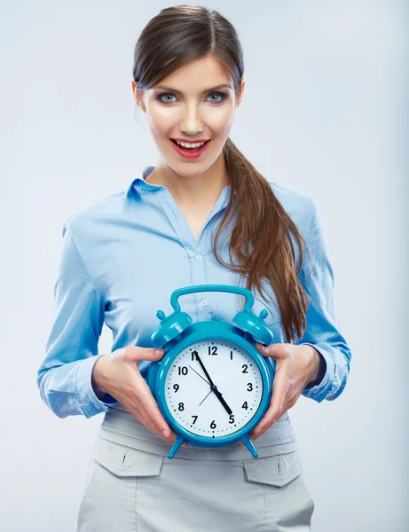 Geschäftsfrau zeigt große Uhr — Stockfoto