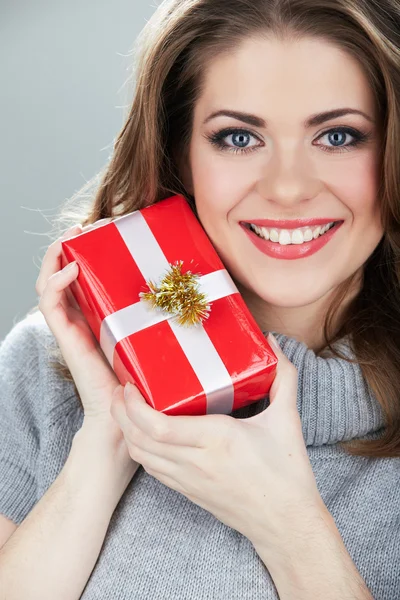 Frau mit Geschenkbox — Stockfoto