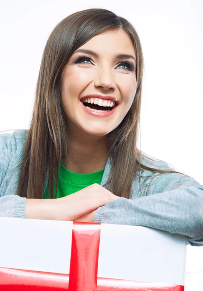 Frau hält Geschenk in Händen — Stockfoto