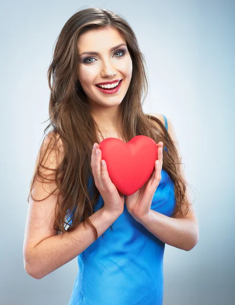 Žena drží červené srdce — Stock fotografie