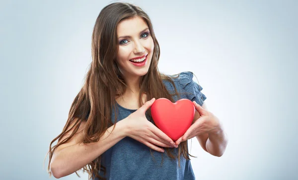 Žena drží valentine den symbolu — Stock fotografie