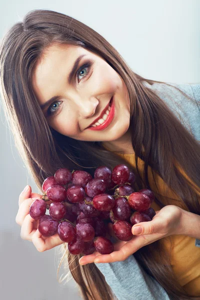 Mulher com fruta de uva — Fotografia de Stock