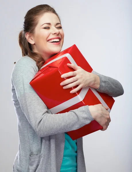 Frau hält Geschenkbox — Stockfoto