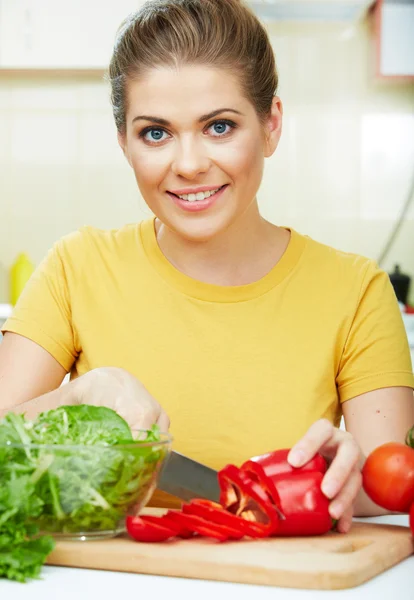 Mujer en la cocina — Foto de Stock