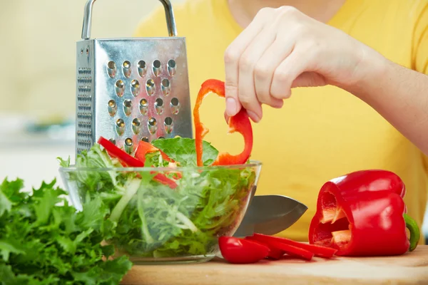 Mãos cozinhando alimentos — Fotografia de Stock