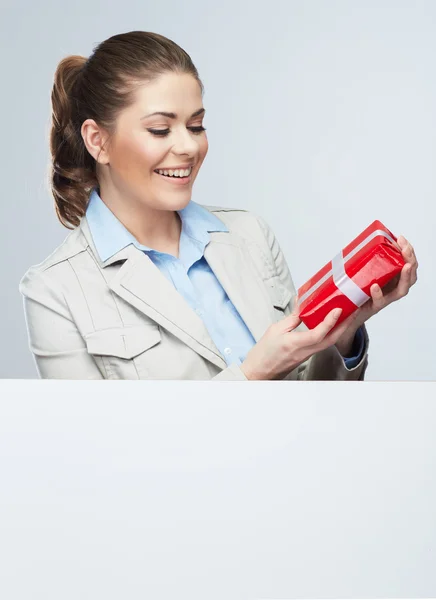 Mujer de negocios celebrar caja de regalo —  Fotos de Stock