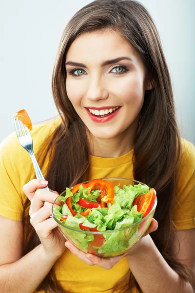 Kvinna med sallad — Stockfoto