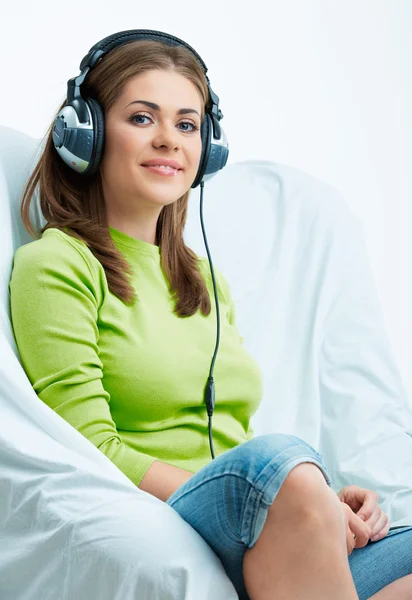 Mujer escuchando música —  Fotos de Stock