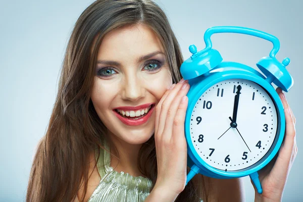 Vrouw houden horloge — Stockfoto