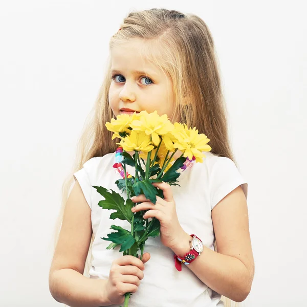 Dziewczyna trzymać kwiaty — Zdjęcie stockowe