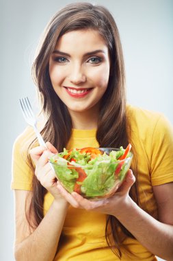 Salata yiyen kadın