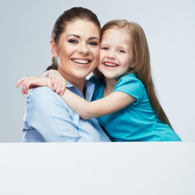 Anne ve kızı kucaklama