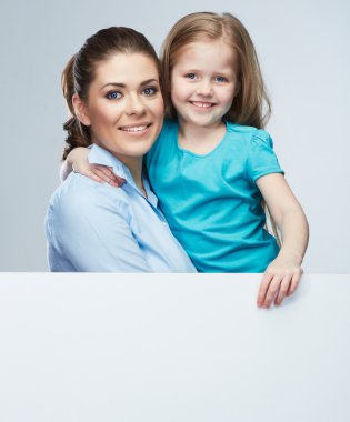 Anne ve kızı kucaklama