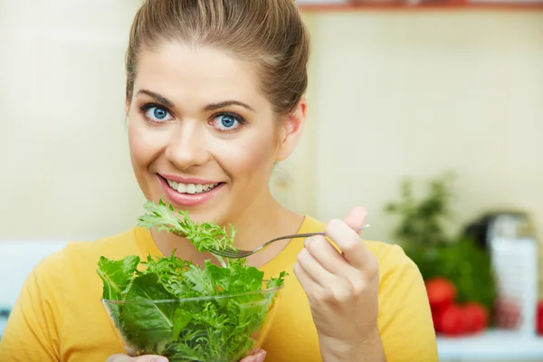 Vrouw in keuken — Stockfoto