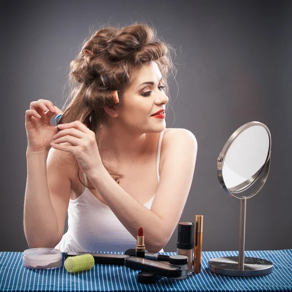 Mujer con el pelo rizado — Foto de Stock