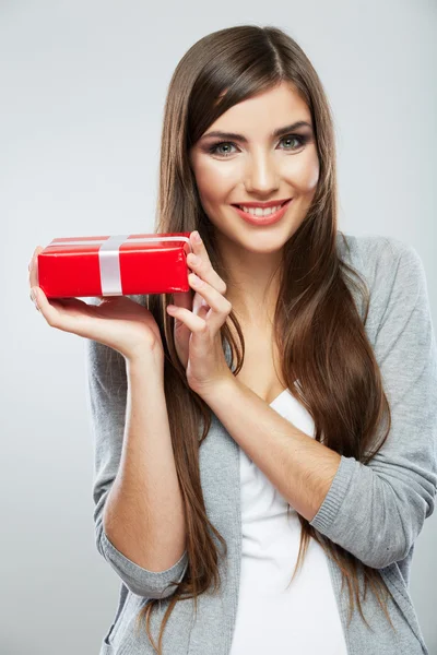 Mujer celebrar caja de regalo —  Fotos de Stock