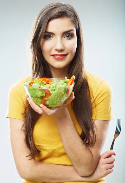 Mulher segurar salada verde — Fotografia de Stock