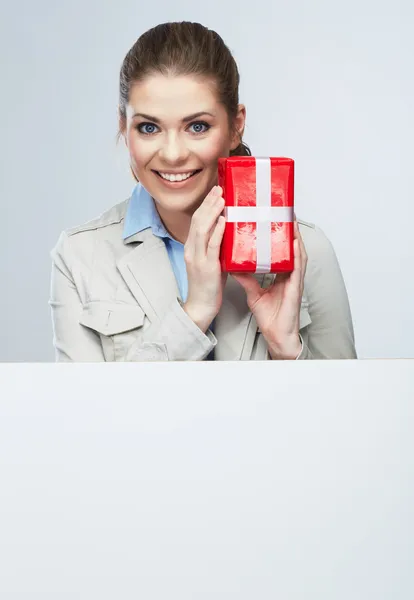 Žena drží Dárková krabice — Stock fotografie