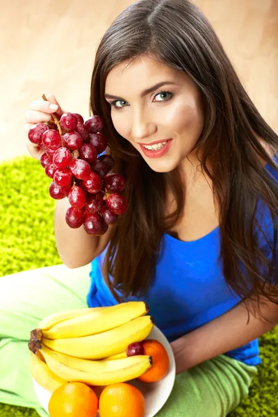 Frau mit Früchten — Stockfoto