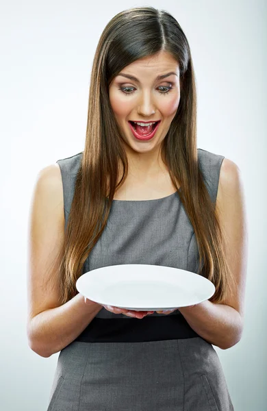 Obchodní žena drží prázdný talíř — Stock fotografie