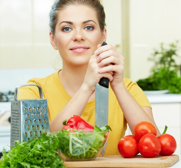 Vrouw in keuken — Stockfoto