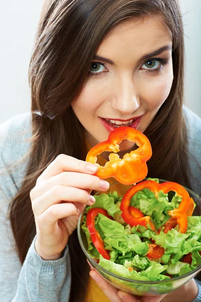 Donna che mangia insalata verde — Foto Stock