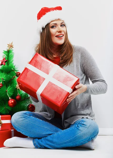 Frau mit Weihnachtsmütze — Stockfoto