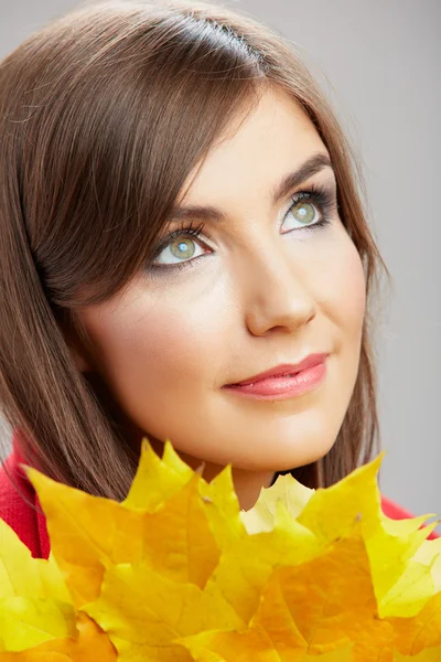 Vrouw gezicht met bladeren — Stockfoto