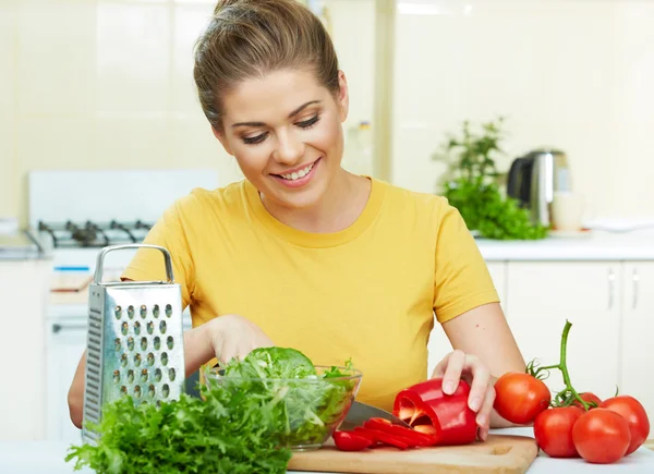 Femme dans la cuisine — Photo