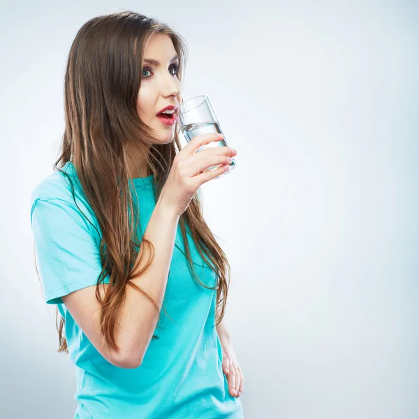 Donna tenere il bicchiere d'acqua — Foto Stock