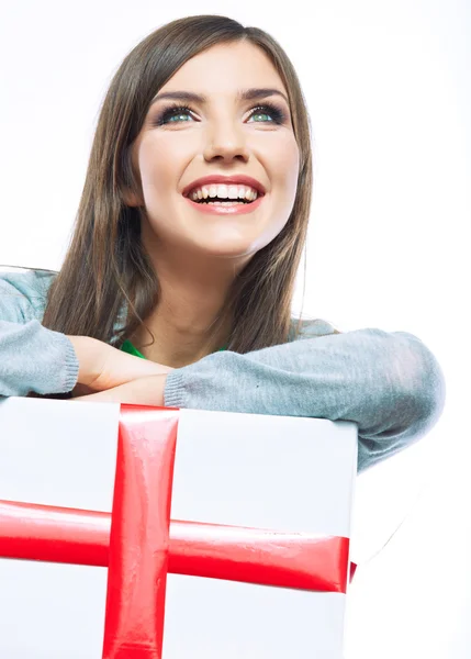 Mujer celebrar caja de regalo — Foto de Stock