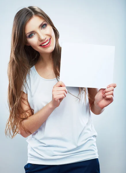 Flicka hålla blankt papper — Stockfoto
