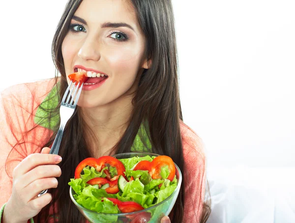 Vrouw die salade eet — Stockfoto