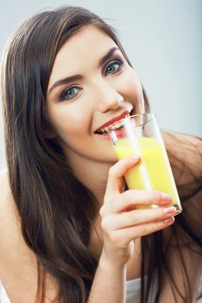 Mulher segurar vidro com suco — Fotografia de Stock