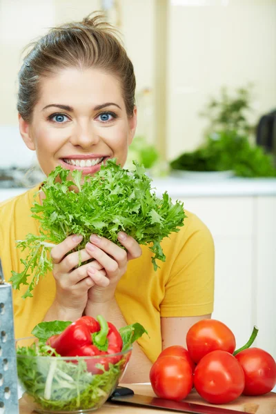 Kvinnan matlagning grönsaker — Stockfoto